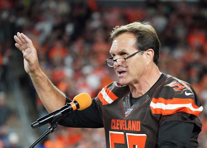 Former Browns player Clay Matthews Jr. (57) waves as he is inducted into the Browns Ring of Honor during a halftime show against the Rams in 2019.